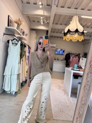 BLUSA ESCOTE DRAPEADO KHAKI