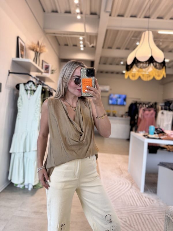 BLUSA ESCOTE DRAPEADO KHAKI - Imagen 4