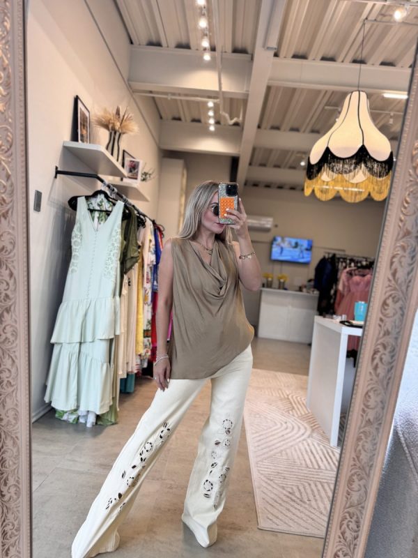 BLUSA ESCOTE DRAPEADO KHAKI - Imagen 2