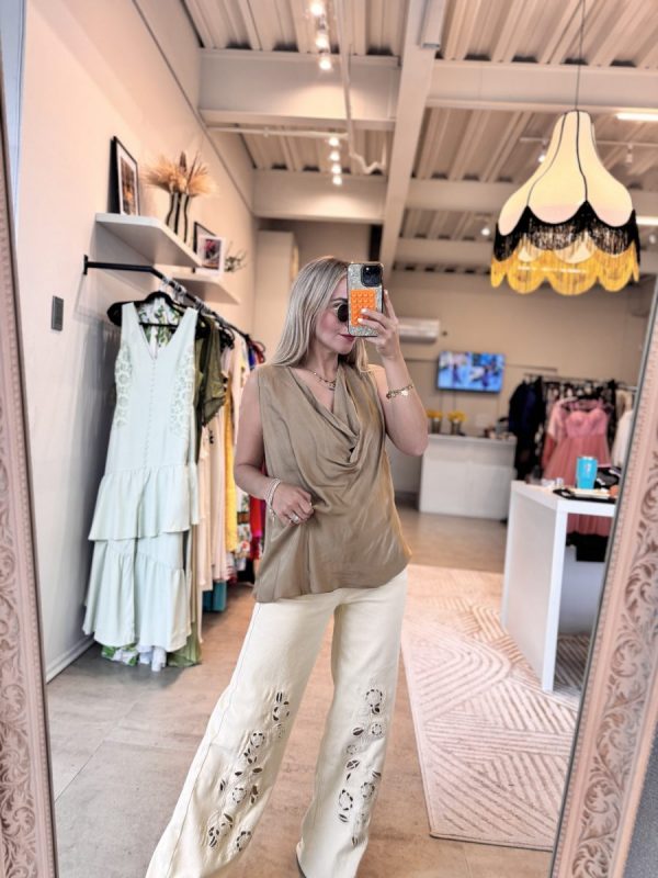 BLUSA ESCOTE DRAPEADO KHAKI - Imagen 3