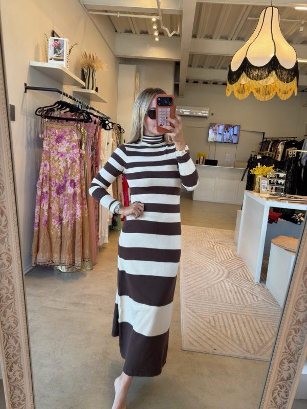 VESTIDO CUELLO ALTO  LINES BROWN
