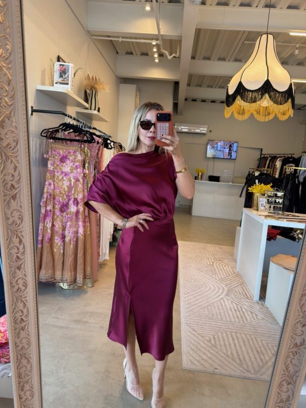 VESTIDO SATIN MIDI BURGUNDY - Imagen 3