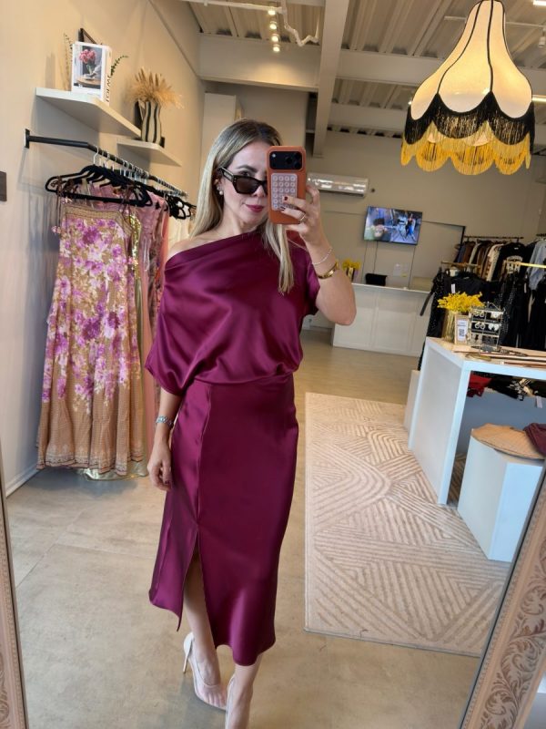 VESTIDO SATIN MIDI BURGUNDY - Imagen 4