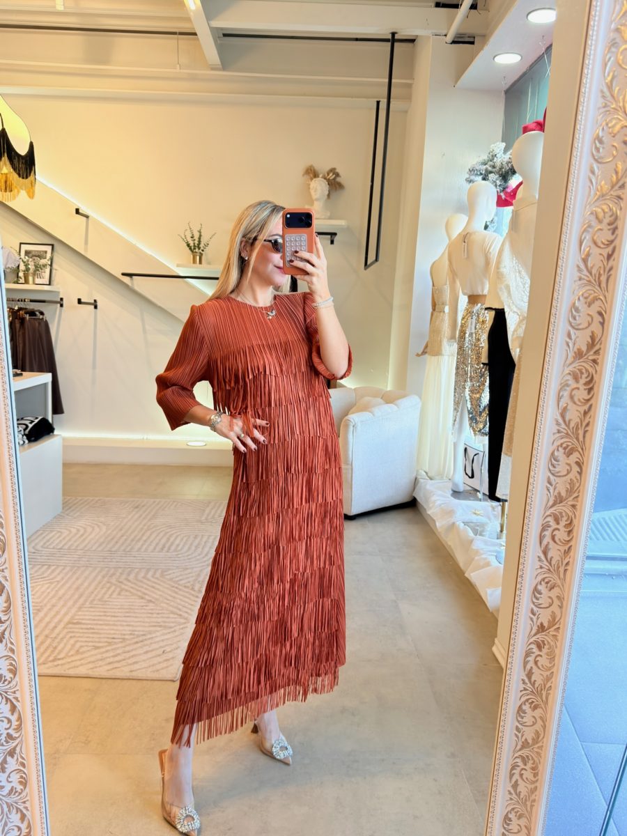 VESTIDO FLECOS LADRILLO