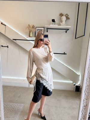 BLUSA ENCAJE ASIMÉTRICA